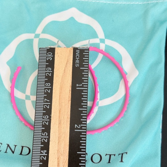 Excellent Kendra Scott Val hoop earrings in Magenta - Picture 6 of 7